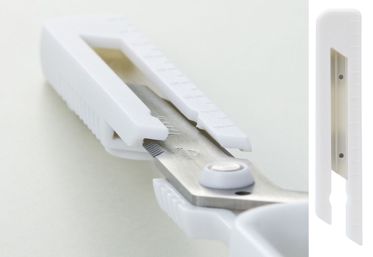 キャップの挿入口にあるブレードガードが刃の出し入れ時に手を守る設計となっている。