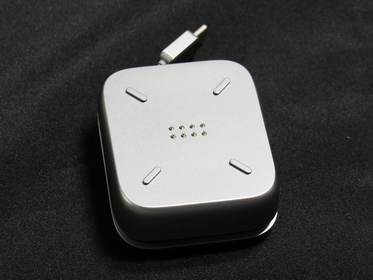 マグネット式モジュール。同梱の巻き取り式USB Type-Cケーブル