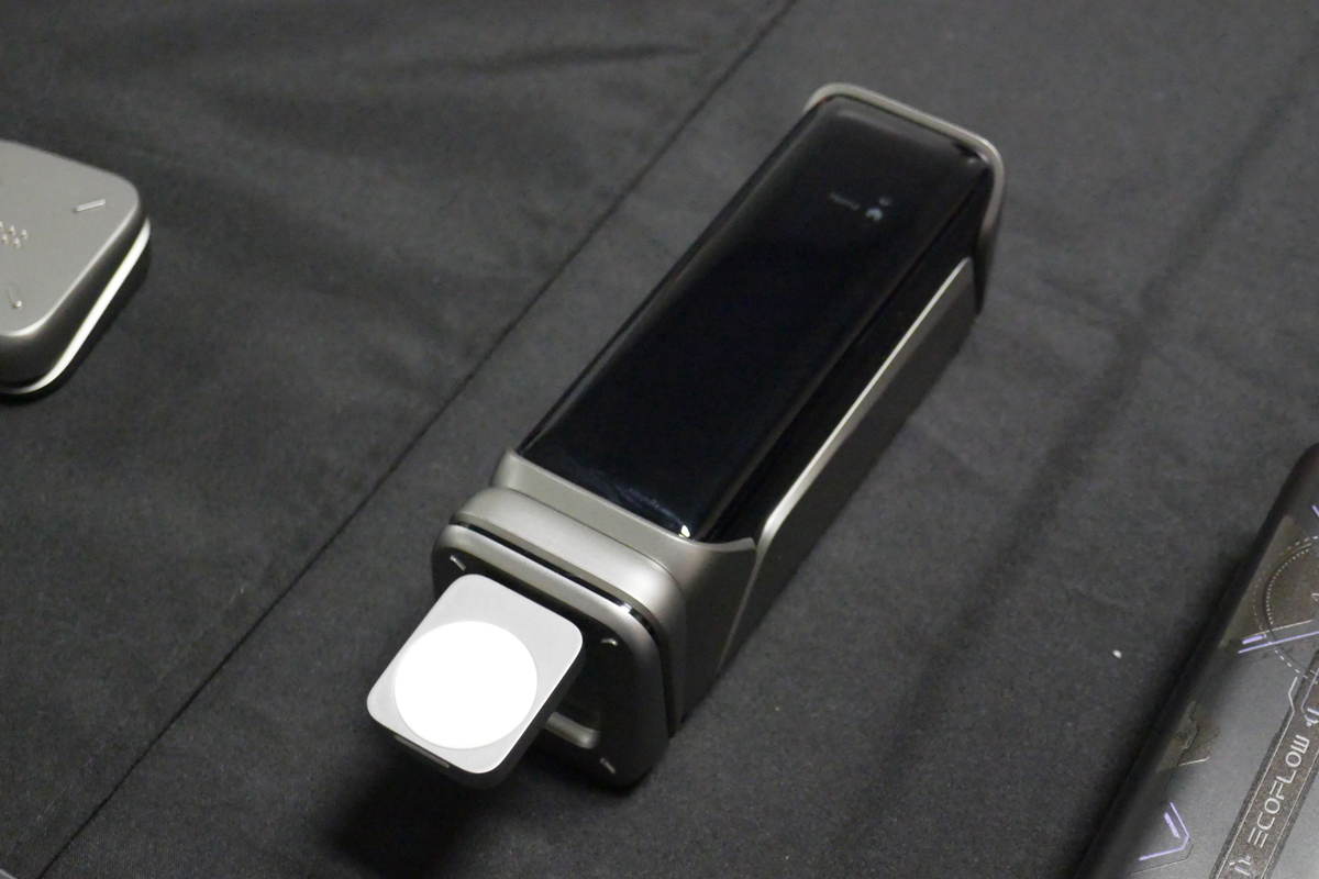 本体にApple Watch充電器を取り付けたところ