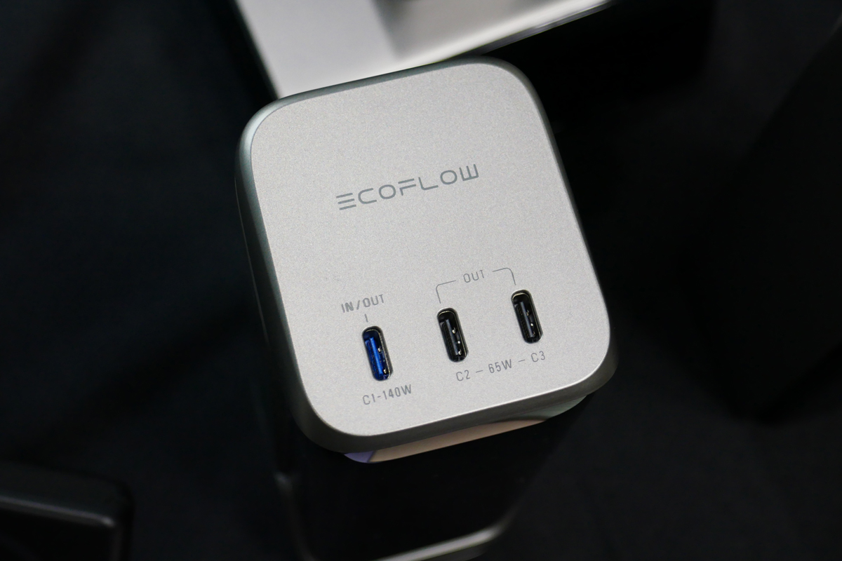 本体上部にUSB Type-Cポートを3口搭載