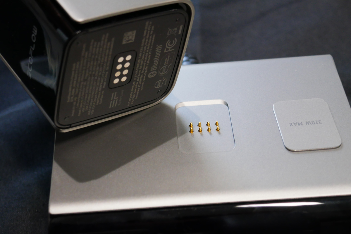 「RAPID Pro 320W GaN急速充電器(5ポート)」のポゴピン出力により、モバイルバッテリーの急速充電が可能