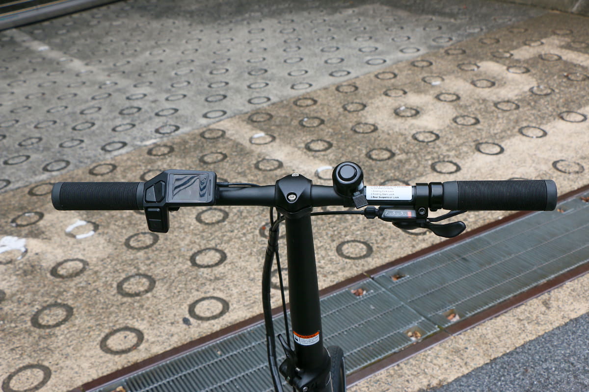 外観で見分けるポイントはディスプレイ。「PSF2」は左手側に操作スイッチ一体型のディスプレイをコンパクトに装備