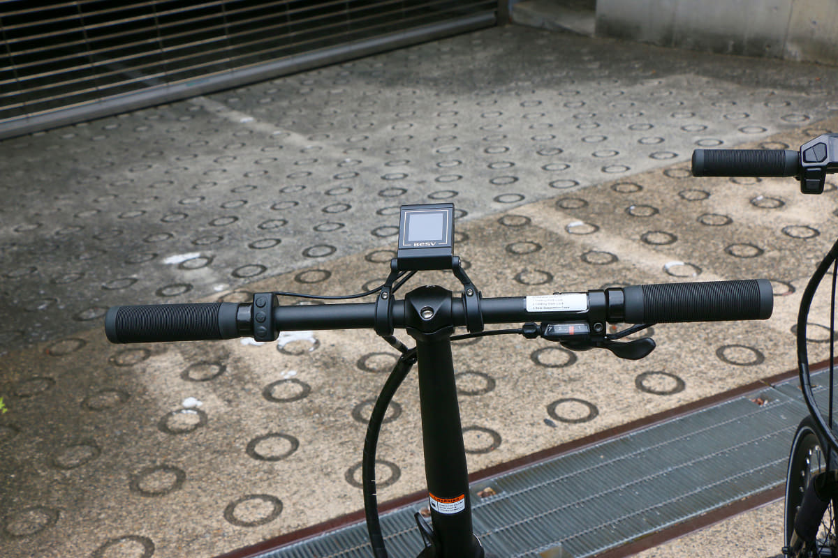 「PSF1」はディスプレイを中央に搭載し、操作スイッチは左ハンドル部