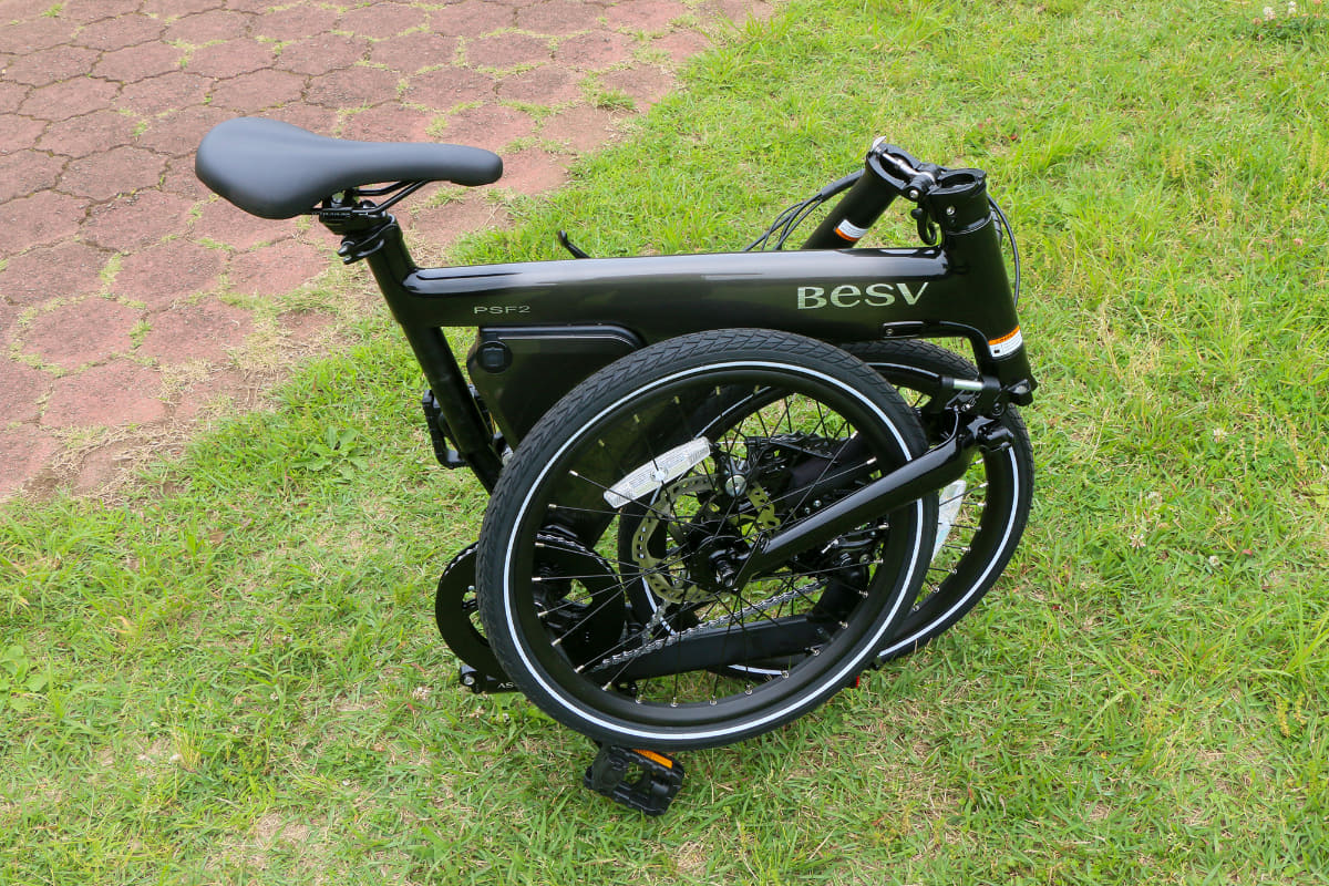 折りたたみ時のサイズは840×770×340mmと前モデルと変わりはない。オプションのリアキャリアを装着すれば、たたんだ状態で転がして移動できる