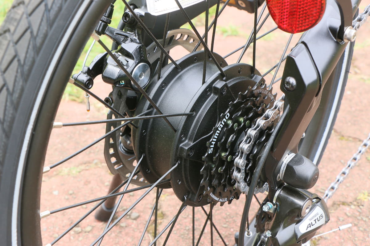 ドライブユニットはインホイールタイプで、変速ギアはシマノ製Altus(アルタス)の7速とともに変更はない