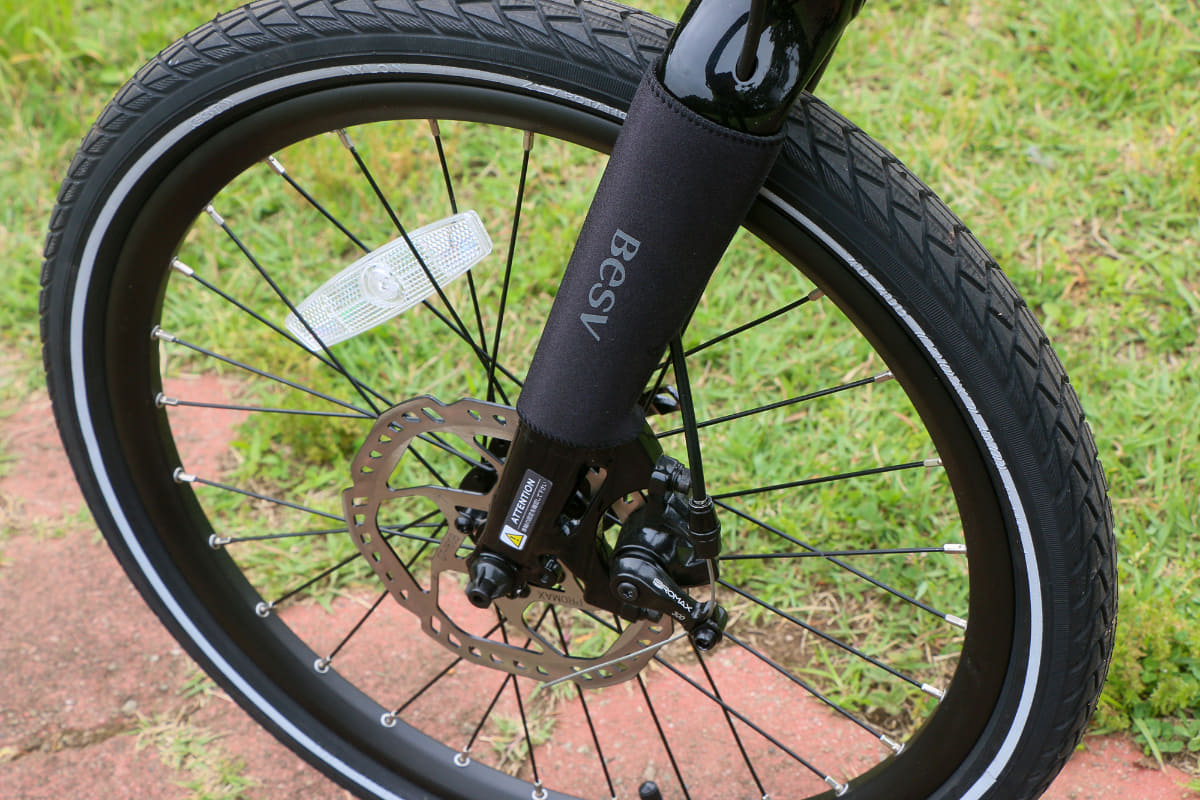 前後タイヤは20×1.5インチ、ブレーキはPROMAX(プロマックス)製の機械式ディスクブレーキでこれらも前モデルと同様