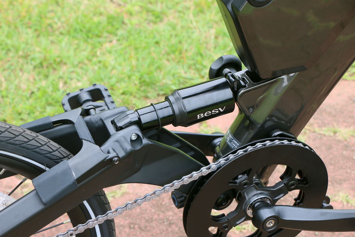 フロントはリジッドフォークだが、リアにはKindshock(カインドショック)製A5-RE L150/51mmトラベルのサスペンションを装備する