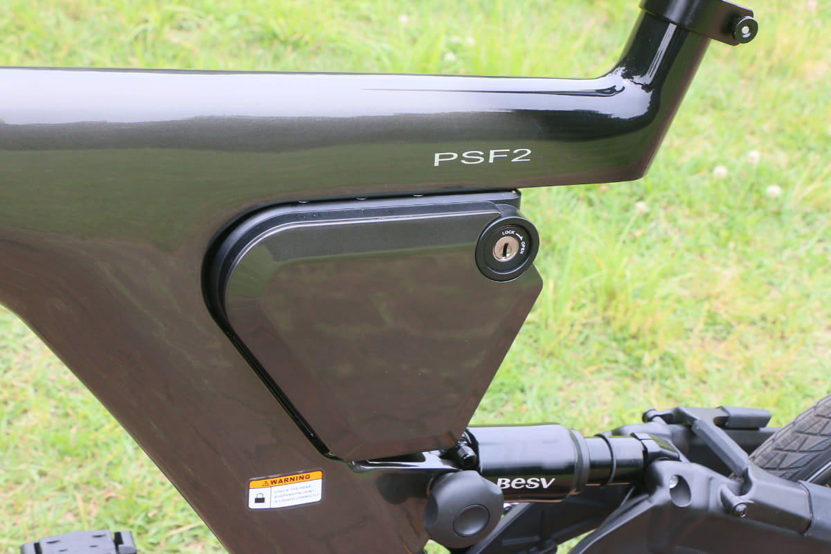 新しくなったバッテリーは容量382Whで、前モデルの378Whから若干アップしている。80％までの充電速度も向上