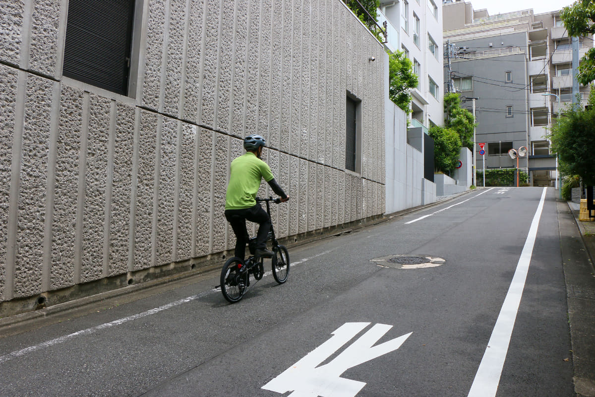 急な坂道もグイグイというよりはスムーズに上っていける印象。高いギアで走るより低めのギアでケイデンスを上げたほうがスムーズ