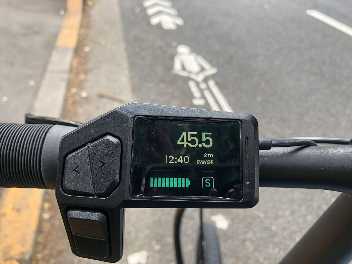 さっきまで50km以上の表示だった走行可能距離がいきなり45.5kmとなっていて驚く