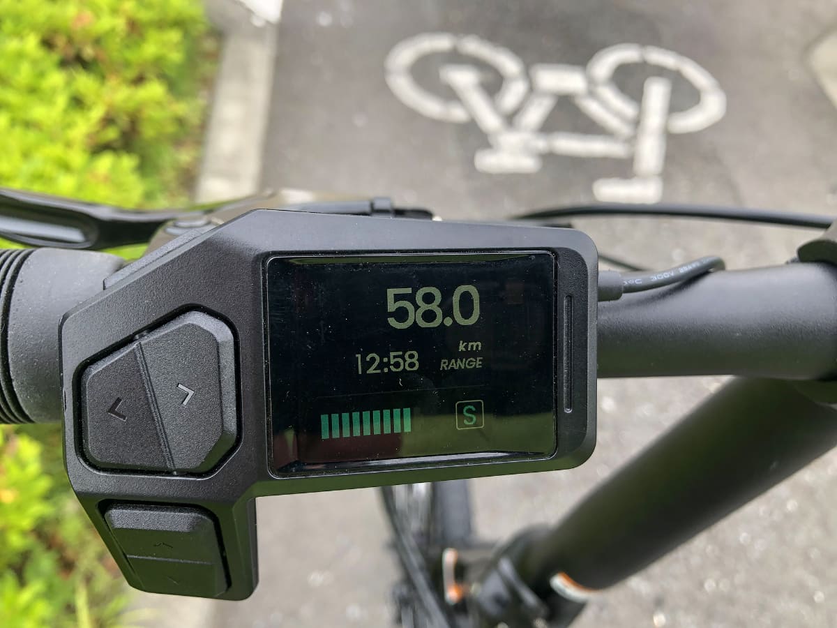 しばらく平坦な道を走っていると、走行可能距離は58kmまで伸びていました