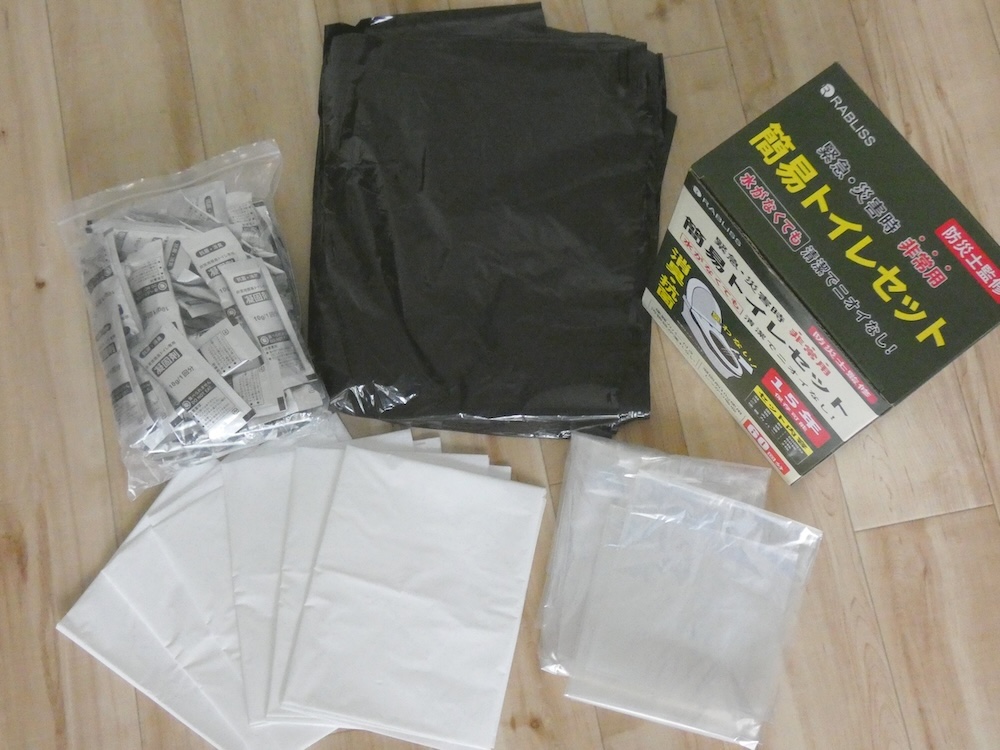 セット内容：凝固剤(高吸水性ポリマー)60個、汚物袋、便器カバー、ごみ袋