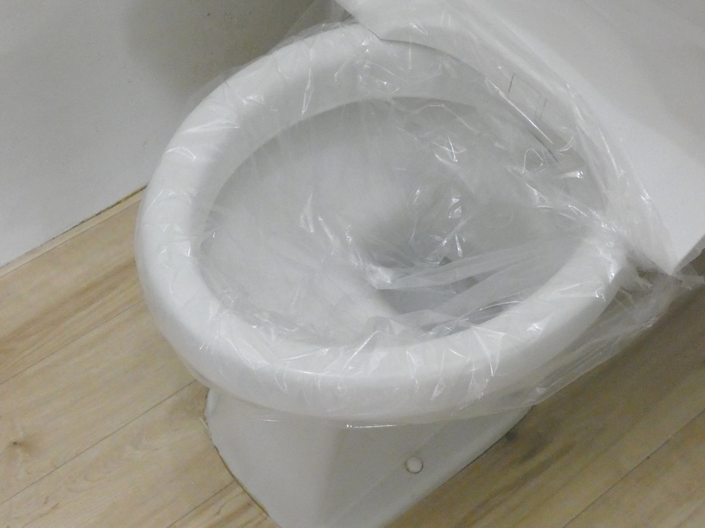 透明なビニール製の便器カバーをかぶせる