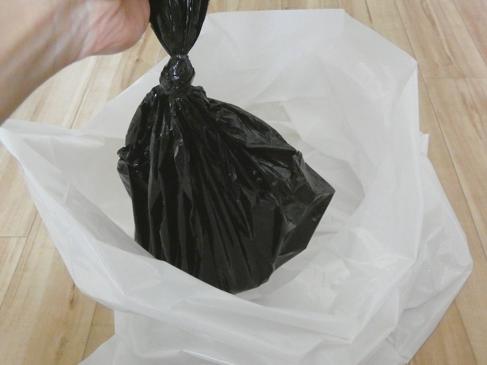 白いごみ袋には、使用済の汚物袋10回分程度を入れられる