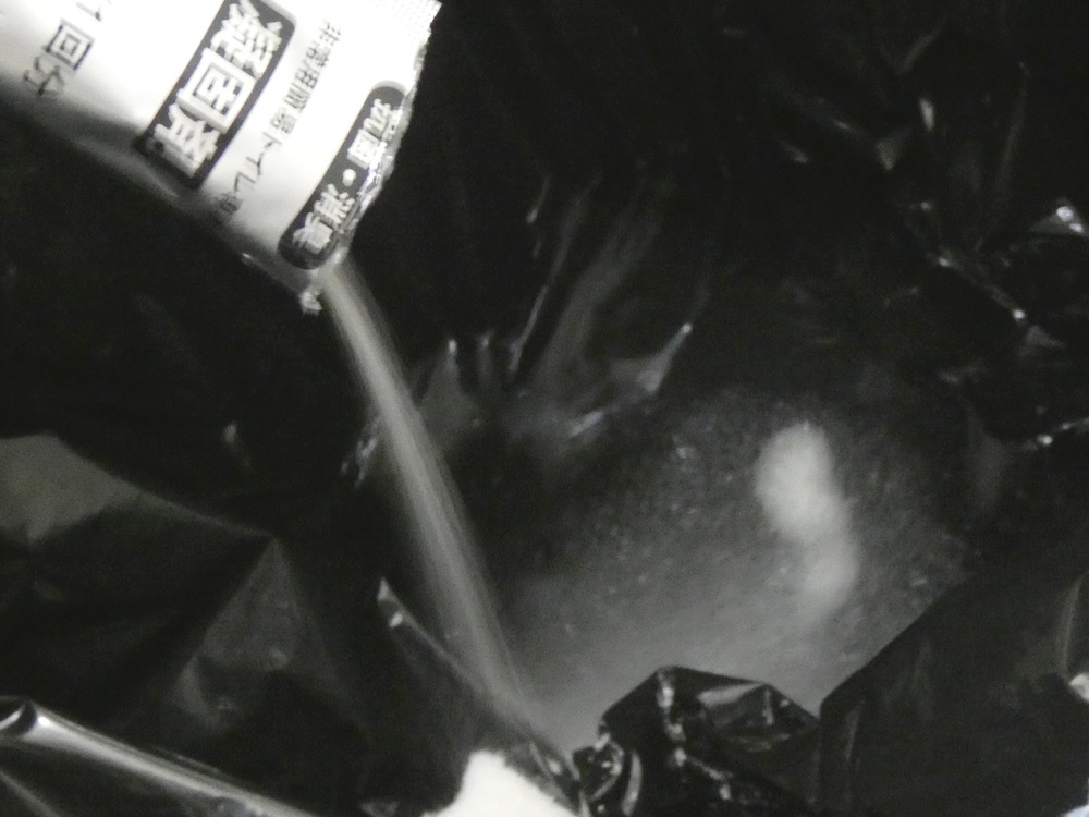 凝固剤をかけると水がすぐに吸収され、結晶化し始めた