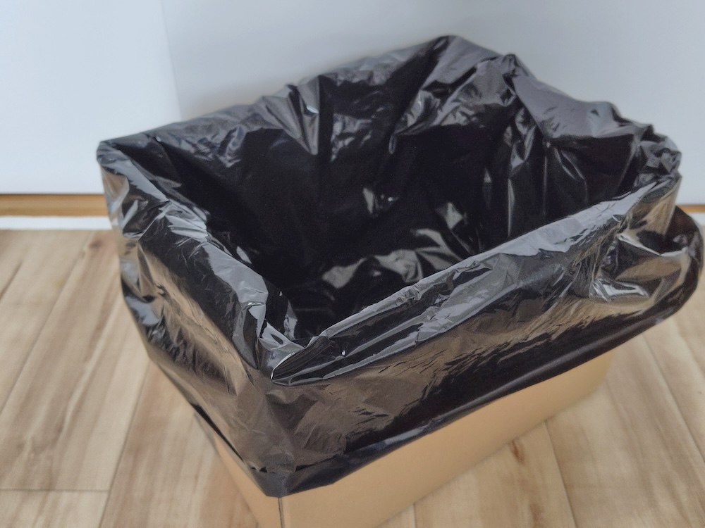 袋をダンボールにかぶせれば簡易的なトイレを作れる