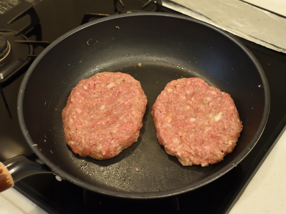 中央をくぼませます