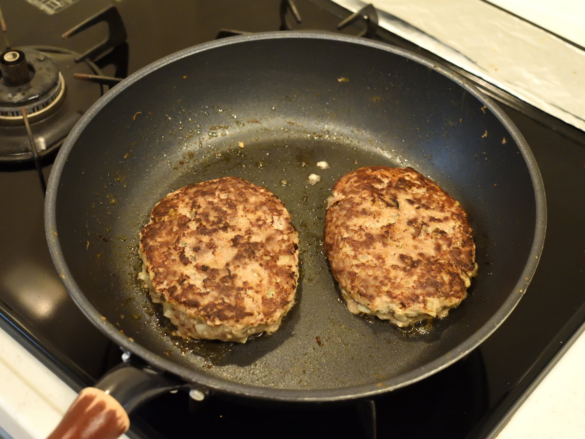 ソースの材料を加える前に染み出た油を除きます