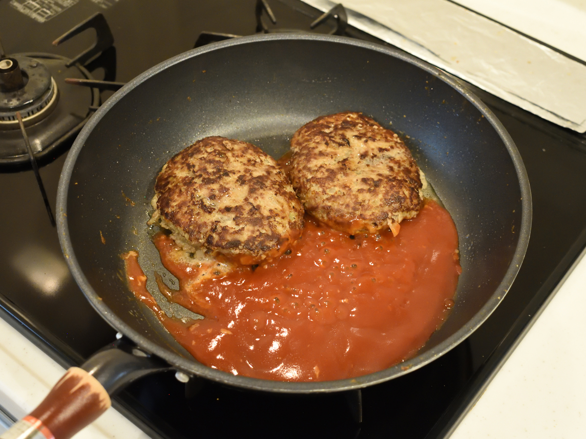 空いたスペースでソースを加熱します
