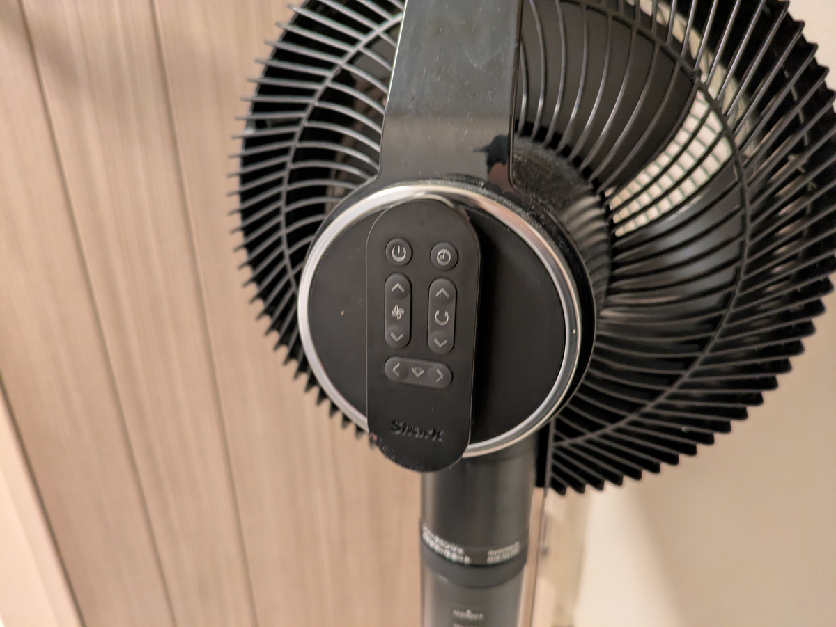 付属のリモコンは本体背面にマグネットでくっつけて収納できます