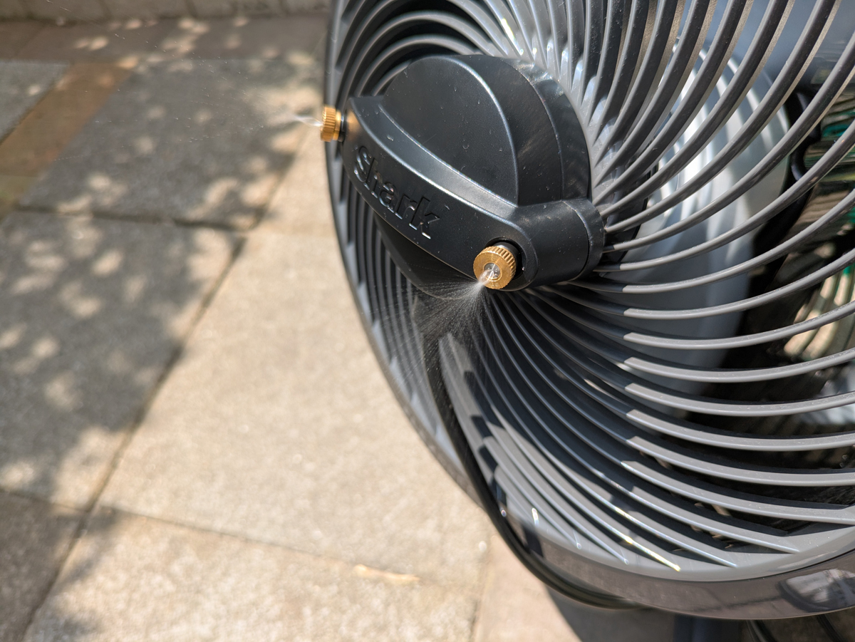 本体正面に取り付けたアタッチメントからミストが発生します