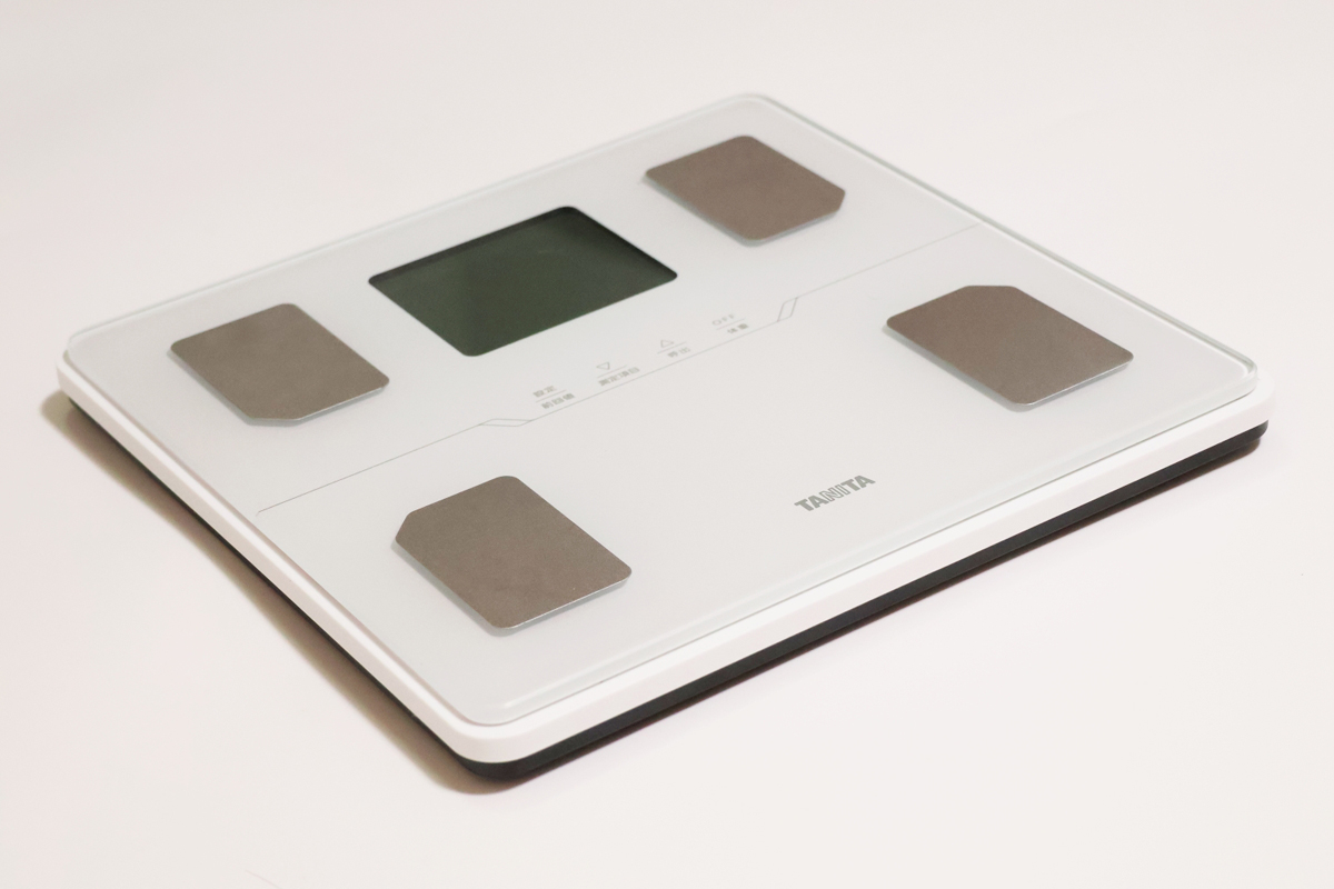 本体サイズは280×280mm×26mm(幅×奥行き×高さ)。カラーはパールホワイト、メタリックブラック