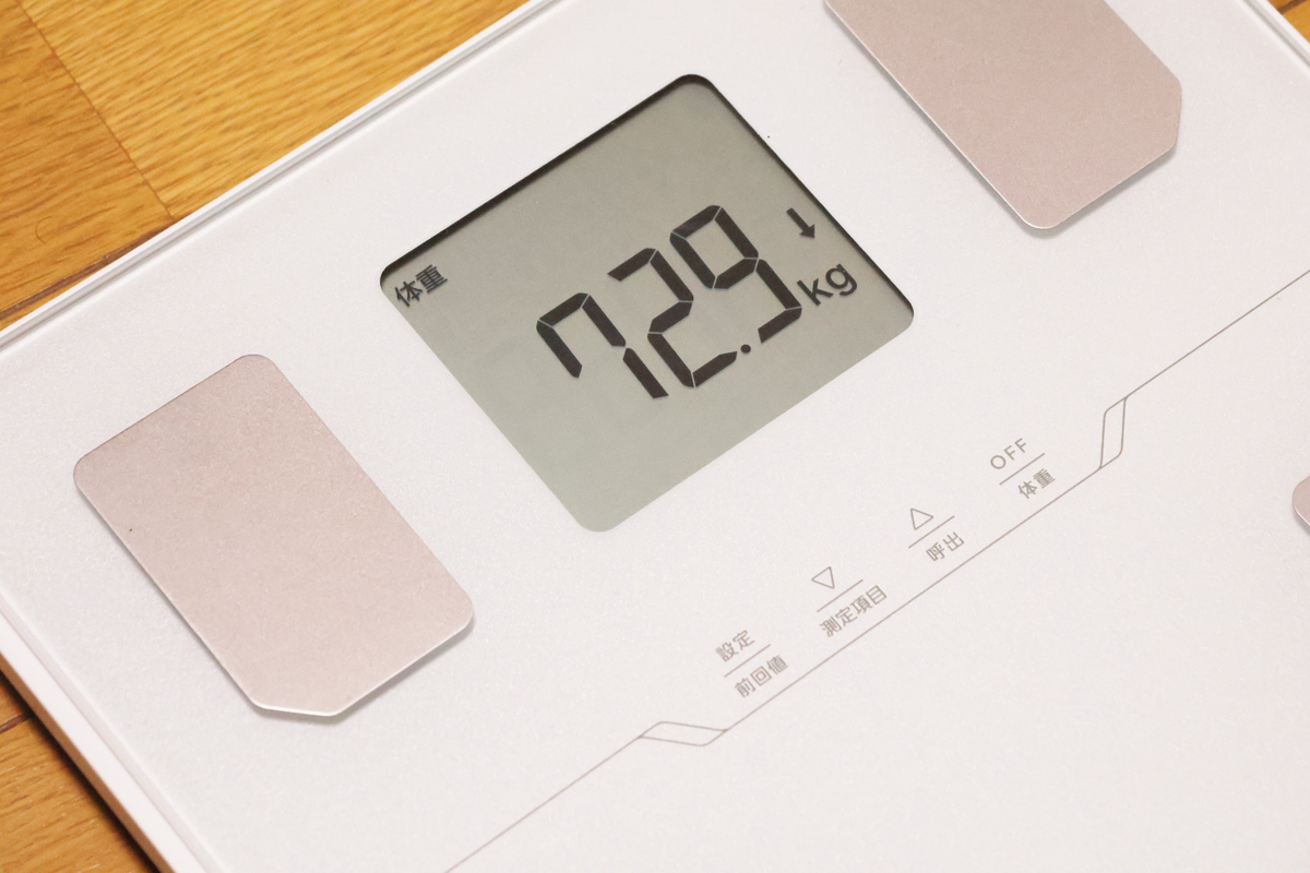 計量範囲：0～150kg、最小表示：100g(0～100kg)、200g(100kg超え)、体脂肪率：5～75%(0.1%単位)
