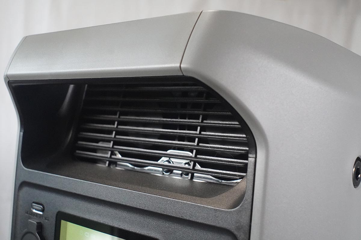 吸気/排気口はハンドルでスペースが確保されている