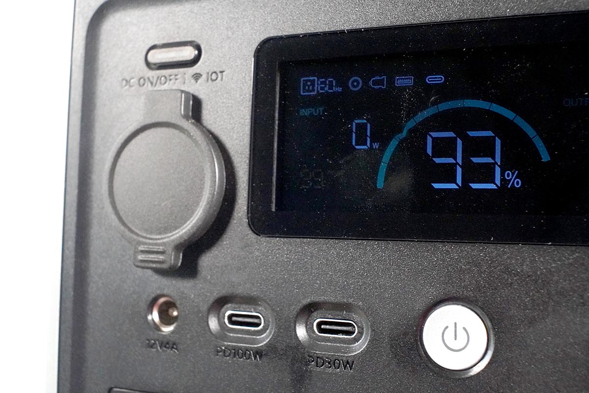 出力容量違いで2系統のUSB-Cポートがある