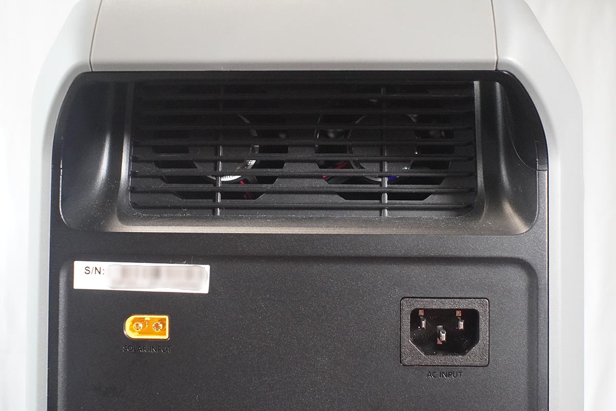 背面の入力端子