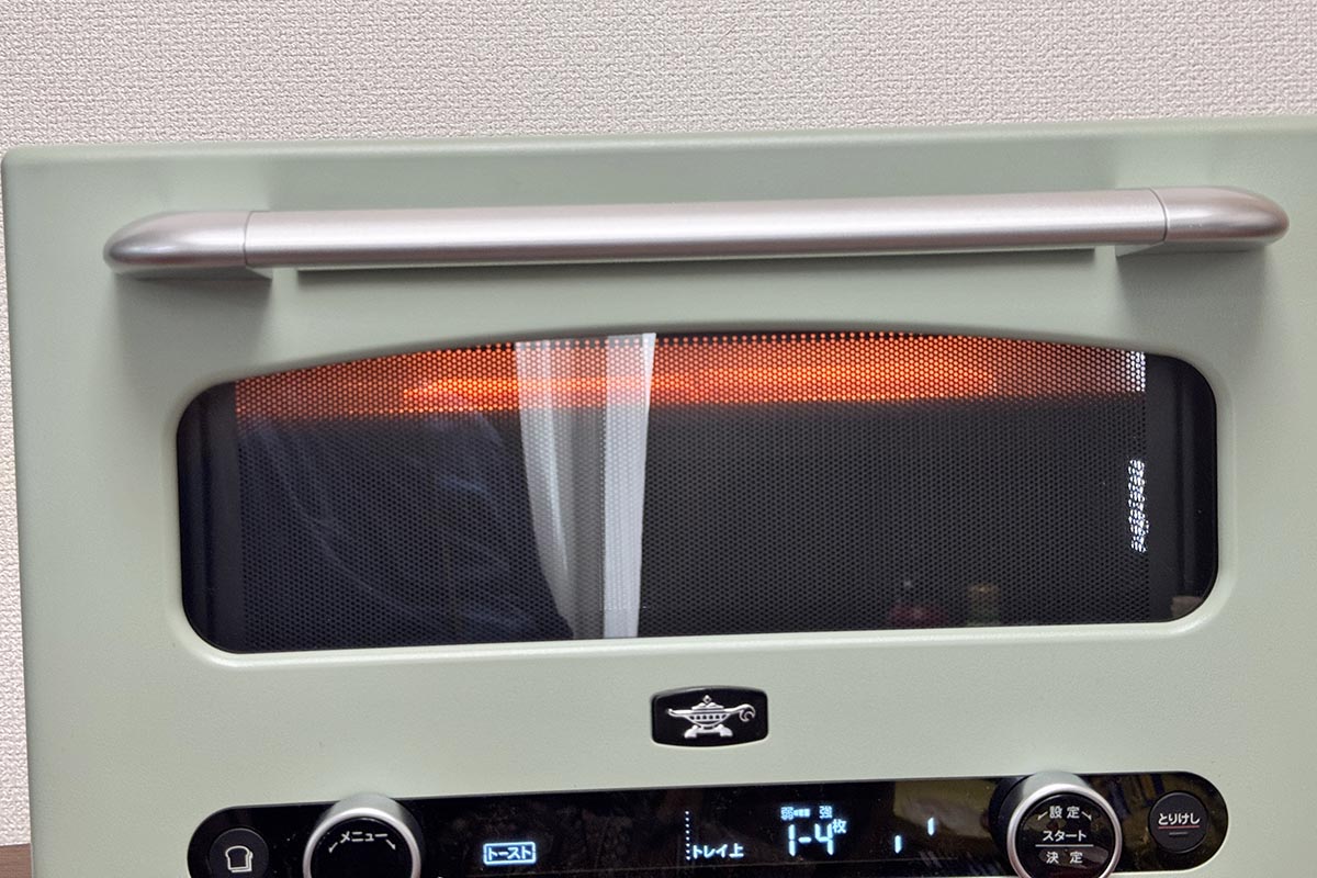 スタートするとすぐに天井のグラファイトヒータが発熱。トーストの表面を焼き始める