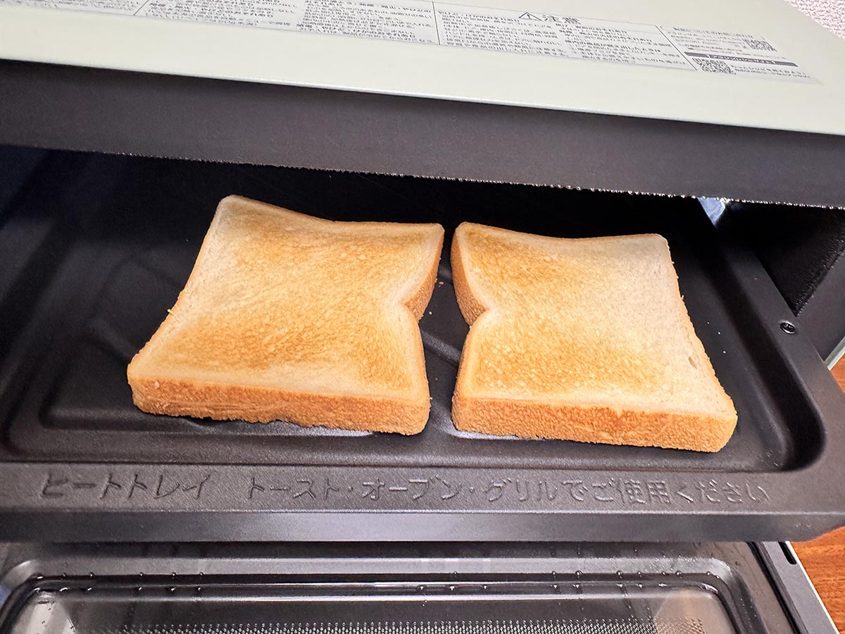仕上がり3で香ばしく焼き上がったトースト。ヒートトレイはかなり熱くなっているので、取り出すときはミトンが必須だ。