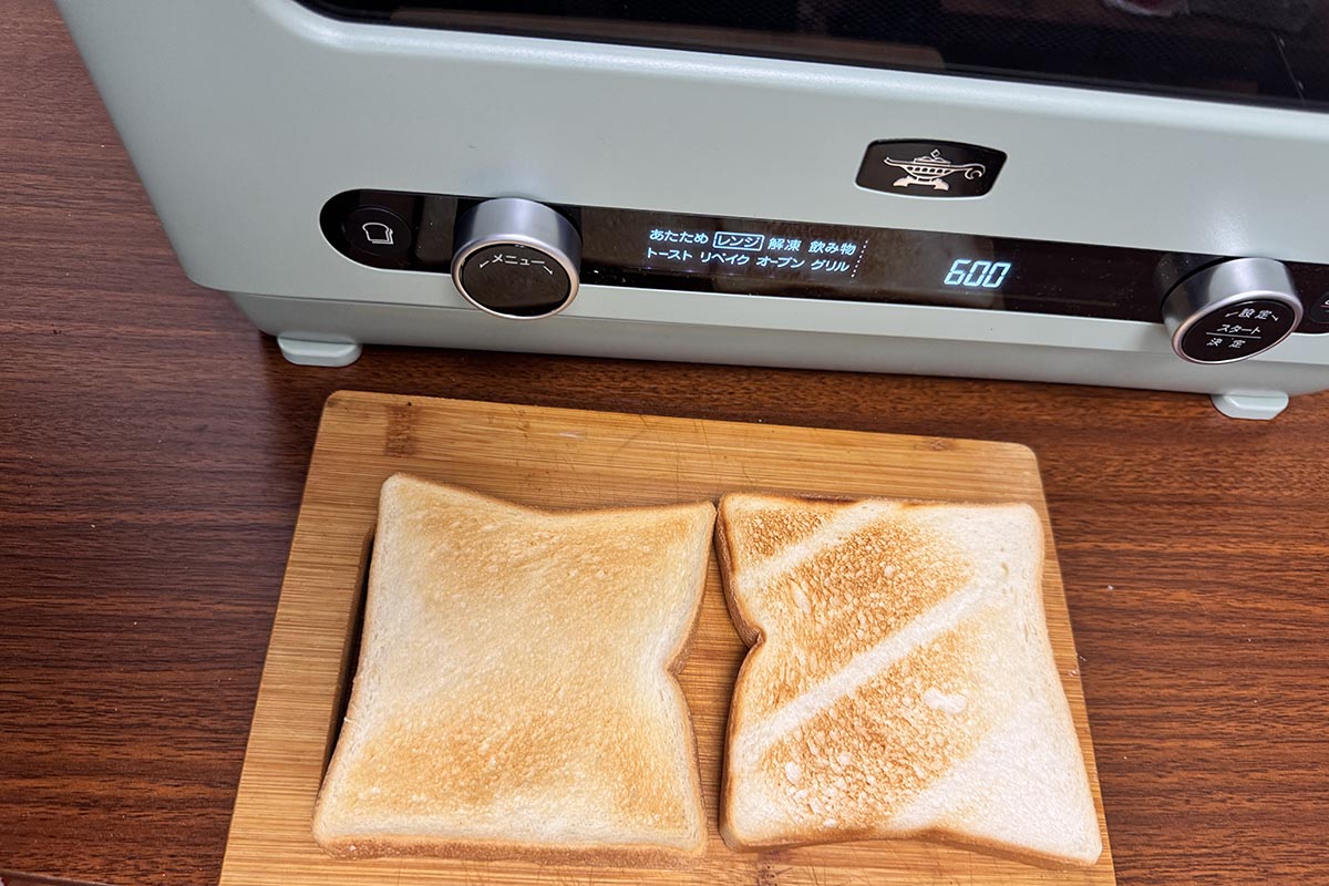 右側のトーストは裏返したところ。裏面にもしっかりと焼き色がついているのがわかる