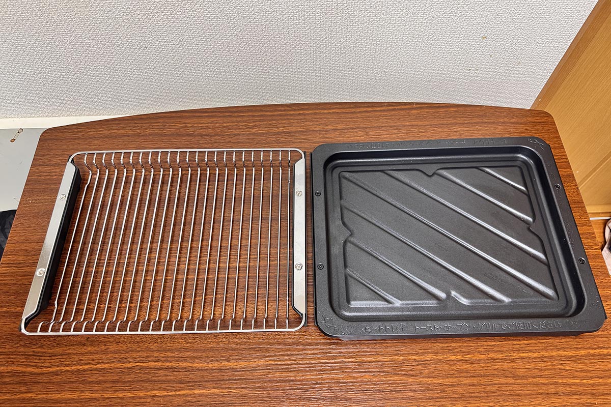 付属のヒートトレイとマジックラック。メニューや調理モードによって使い分ける