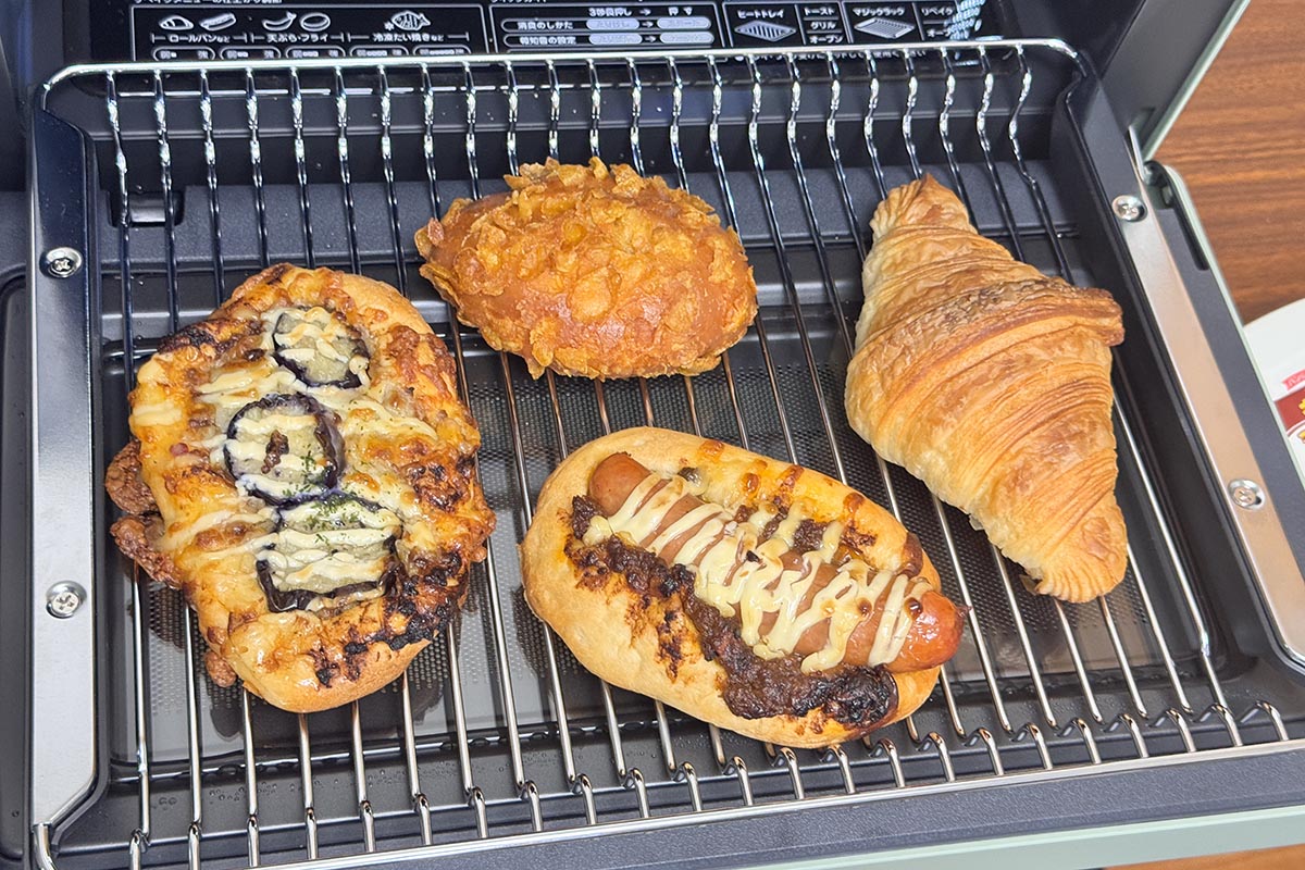 お惣菜パンやクロワッサンをリベイクモードで調理。カレーパンのような厚みのあるパンは「強」で温めたい