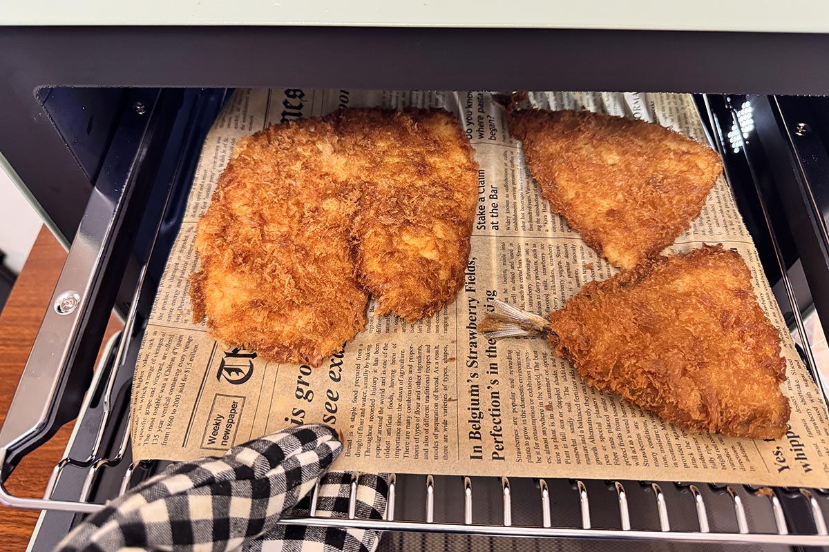 市販のチキンカツとアジフライをリベイク。天面がしっかりカリッと仕上がり中まで温まっていた。シートを引く関係で底面のカリッと感は弱い