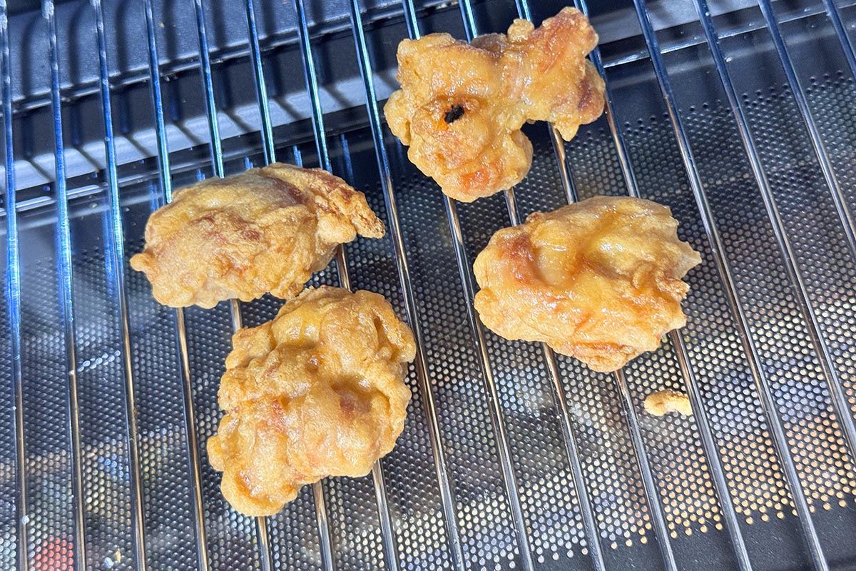 冷凍から揚げをリベイクモードで調理。電子レンジだけでの温めと異なり、表面はカリッと仕上がるのが嬉しい。クッキングシートではなく、庫内下段に耐熱容器を配置してリベイクした