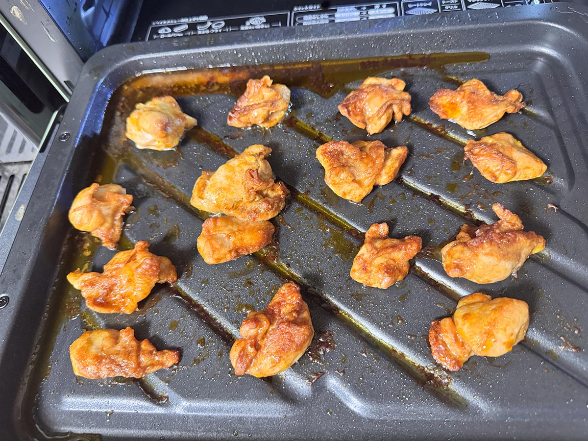 タンドリーチキン味の味付け肉。パックから出して並べるだけなので時短で調理できた