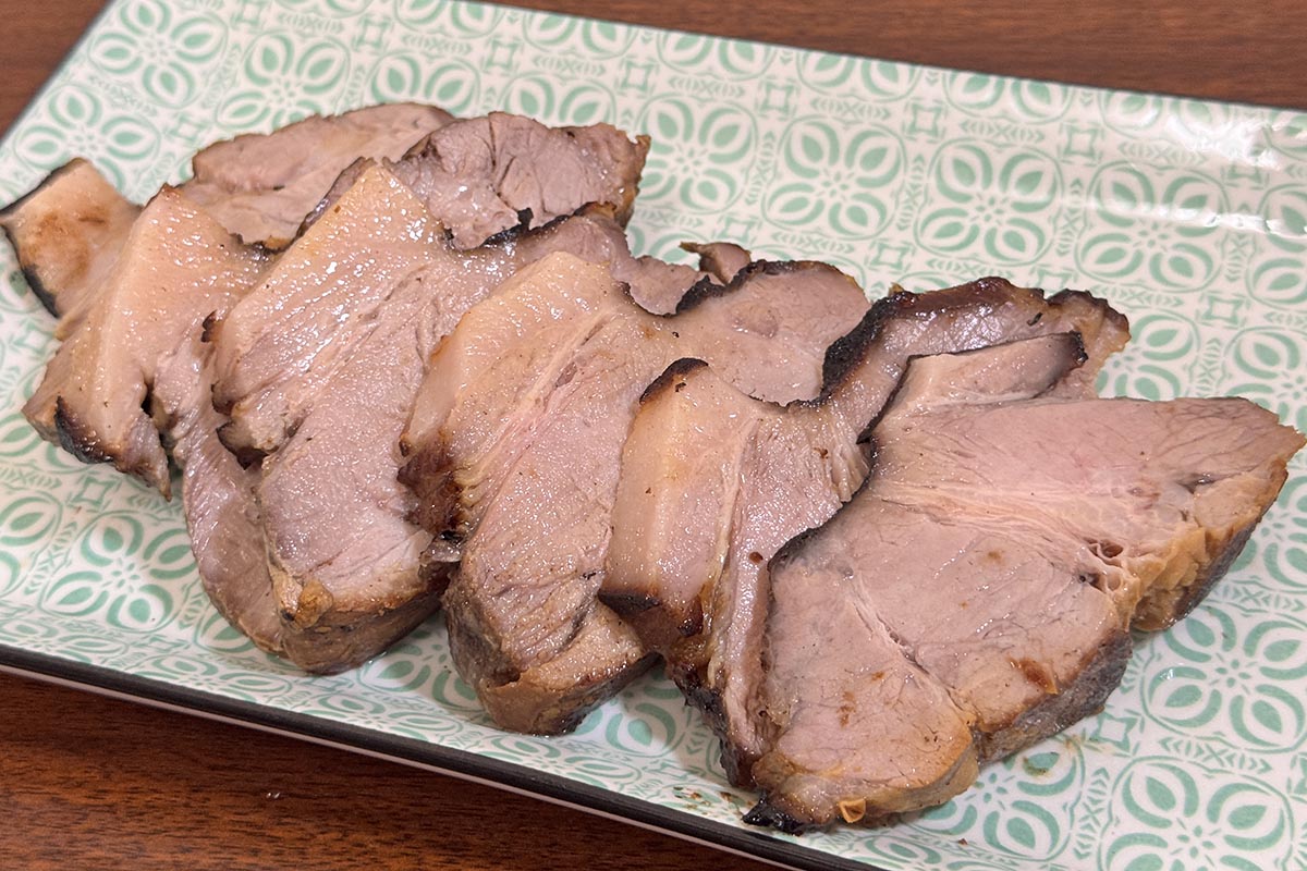 同じくオープン調理のチャーシュー。表面は少し焦げたが、しっとりジューシーに焼き上がった