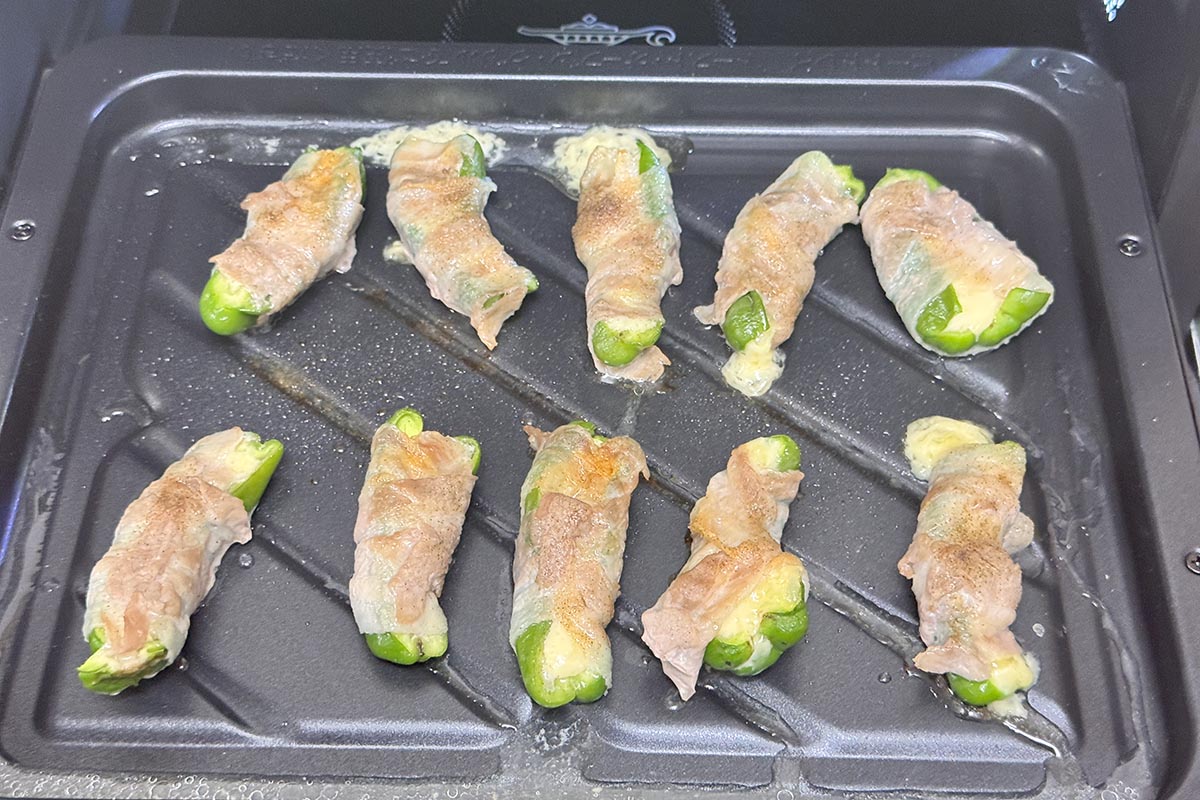 ピーマンにチーズを詰めて豚バラで巻いてグリル調理。グリル強10分でこんがり焼けた