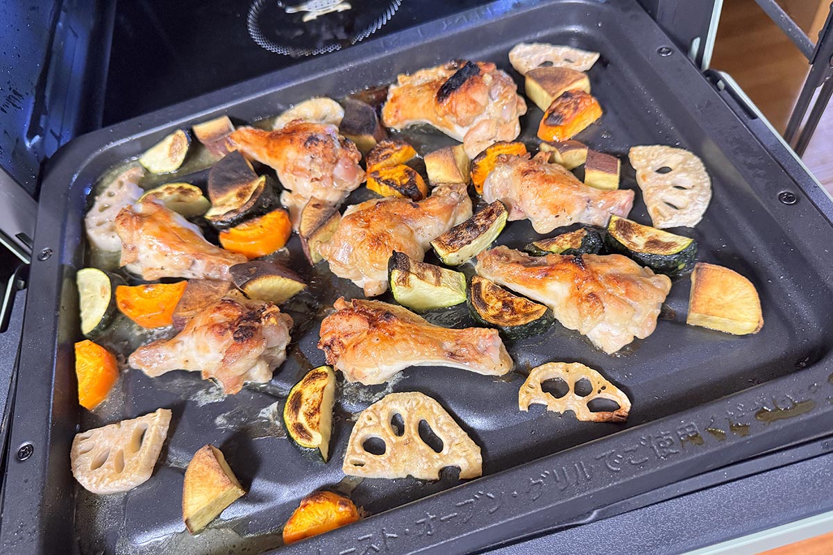 レシピブックに掲載されていた「手羽元と根菜のグリル」。こちらはグリル強で30分かかるが、下味をつけたあとはほったらかしで作れた