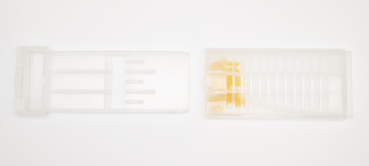 「新・糸くずフィルター」はケースをスライドさせることで糸くずをかき出し、手を触れずに捨てられる