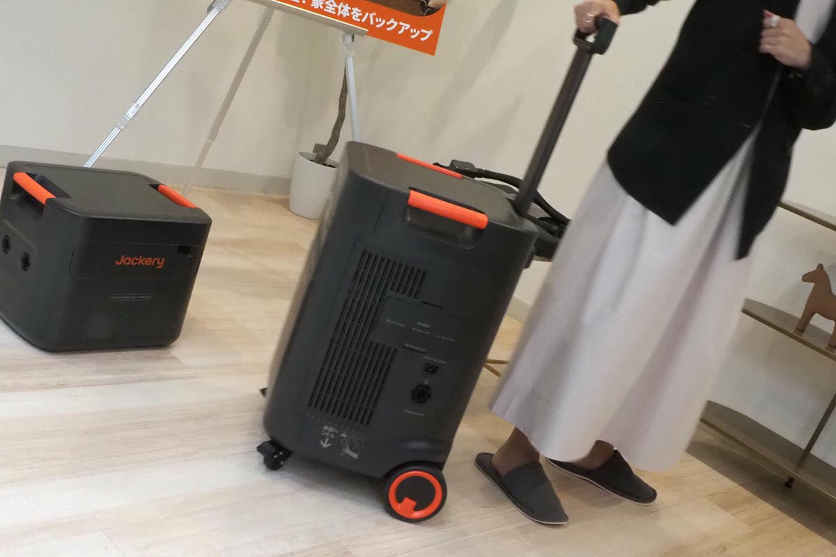 キャスターとハンドル付きで移動もしやすい