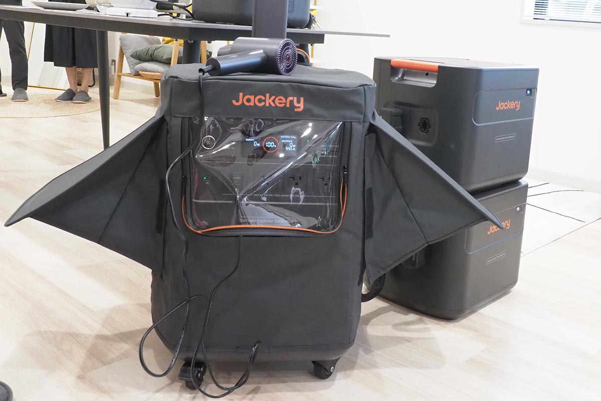 別売の屋外用のプロテクトカバー。通気性を確保できて、見た目も翼を広げたようでキュートに