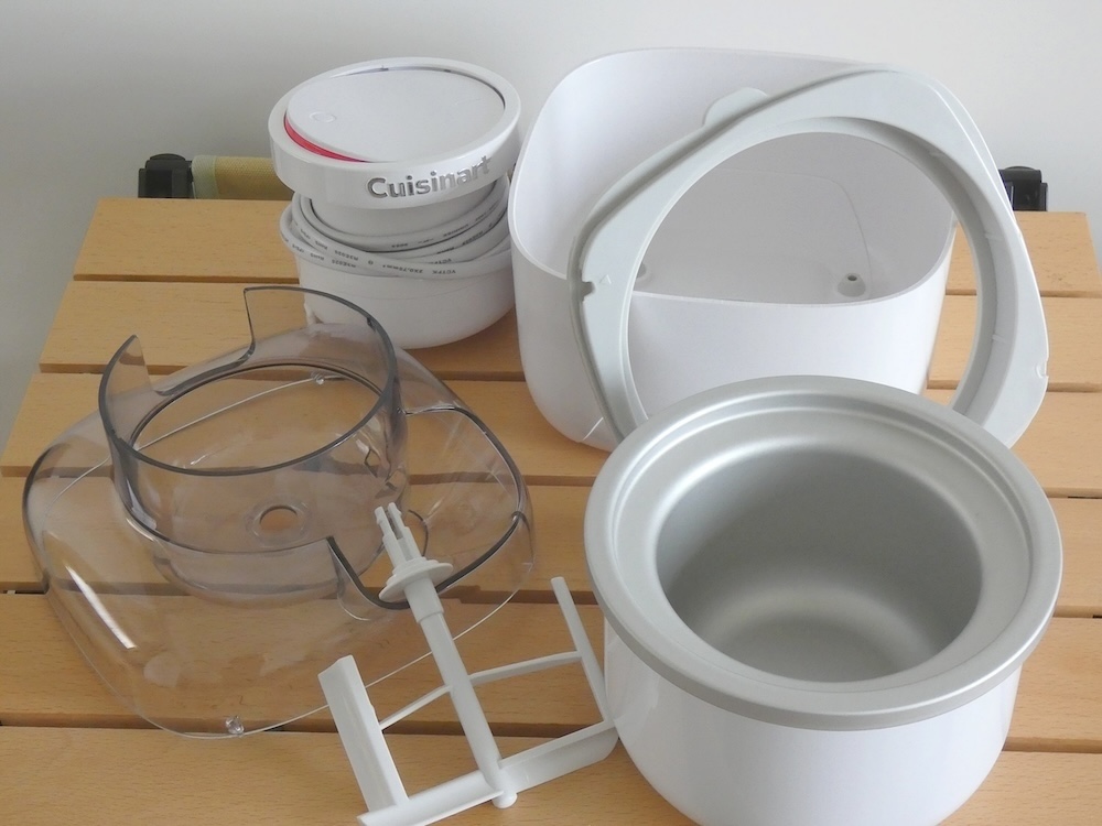 モーター部、フタ、パドル、保冷ボウル、ボウル受け、本体ベースなどのパーツから構成されている