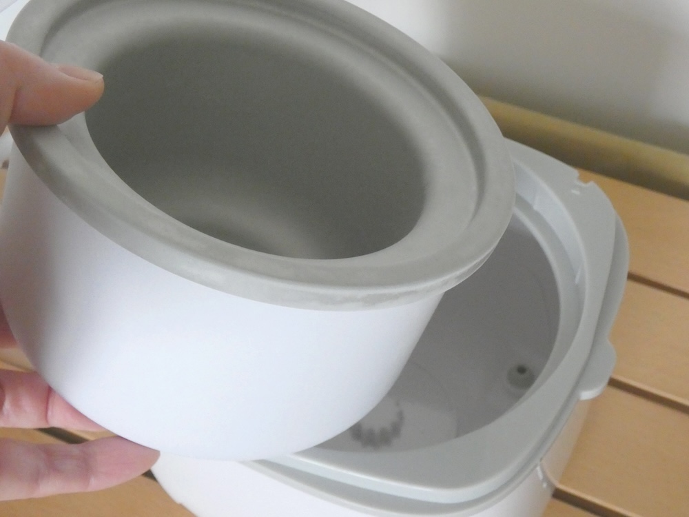 冷やした保冷ボウルを、ボウル受けを取り付けた本体ベースにセットする