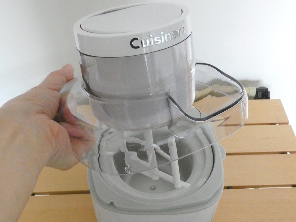 モーター部とパドルを装着したフタをかぶせる