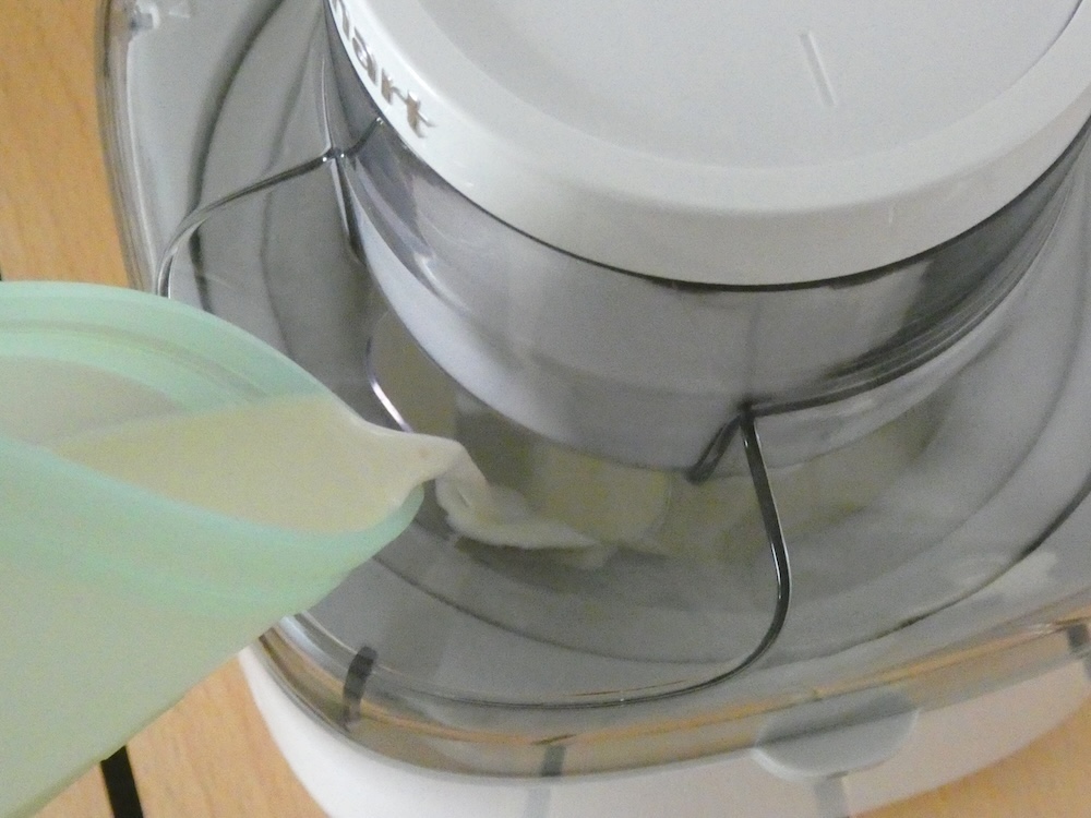 食材投入口から、必要な材料をすべて混ぜたものを注ぎ入れる