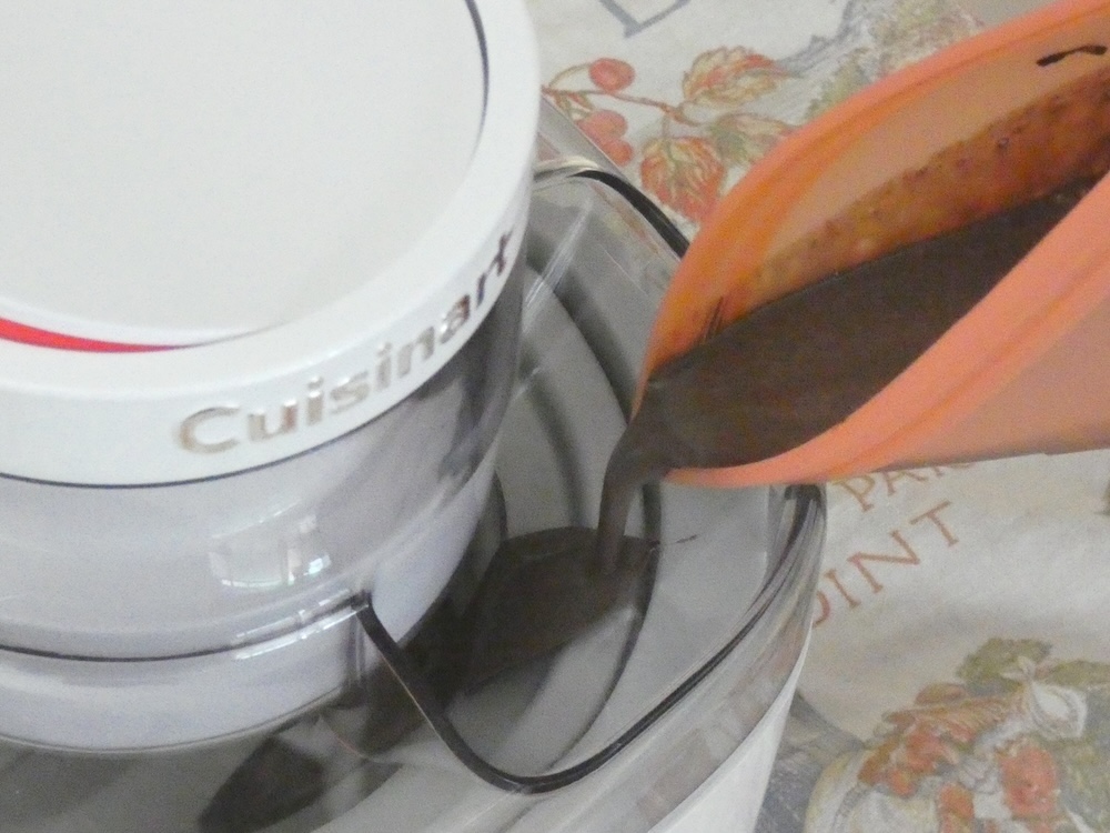 食材があふれないように少しずつ投入する