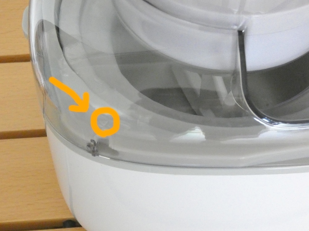 フタに付いている突起部分を、ボウル受けの▽マークの位置に合わせてから時計回りに動かしてロックする